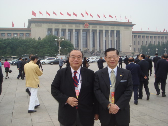 简汉生一同受邀请出席盛会