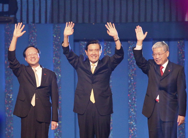 马英九江宜桦向归侨们致意