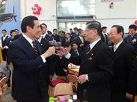 马英九敬酒说陆炳文也来了