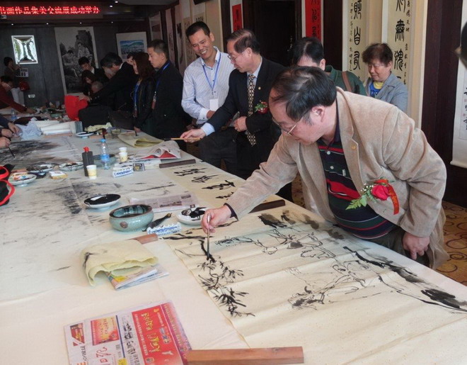 唐健风作画中神态怡然自得