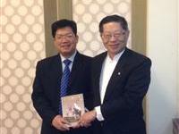 向严伯贵副市长致送演講集