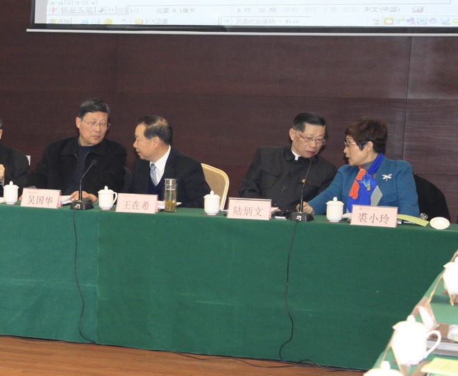 交头接耳各自表述终得共识