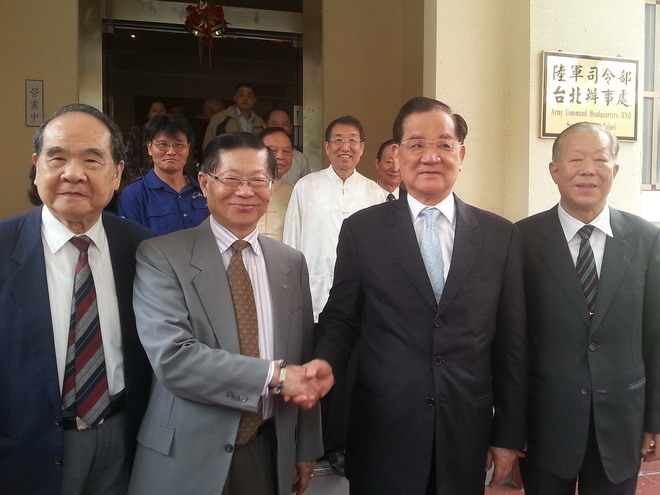 参会粥长恭送离場依依不舍