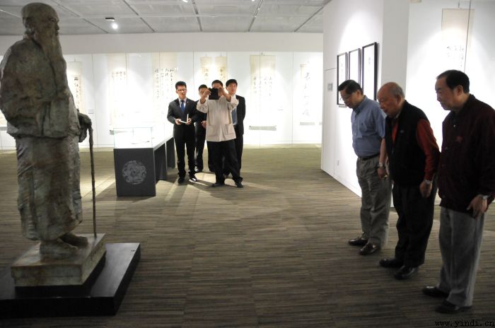 进艺术馆恭向于右任像行礼