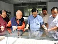 陆炳文权充导覧介绍陈列品