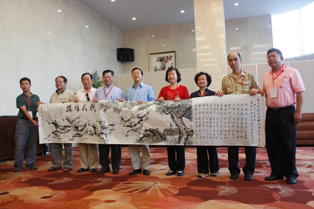 我武維揚合繪贈澳門中聯辦