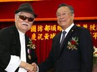 国防部长顷颁赠李奇茂奖章