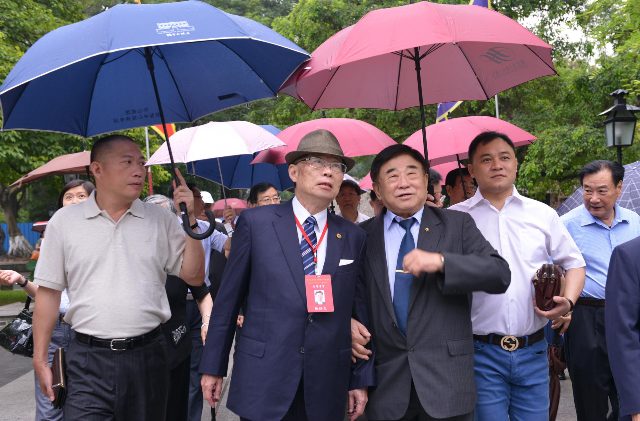 兩岸退將團長共仰中山偉業