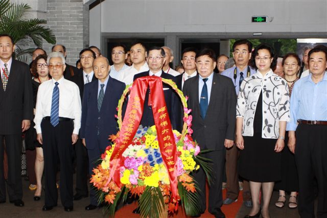 向偉人獻花籃表達崇高敬意
