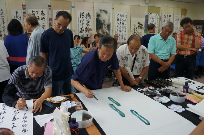 小区书画筆會雅集場面不小
