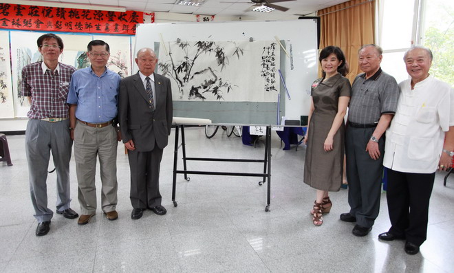 完成粥友书画作品走入小区