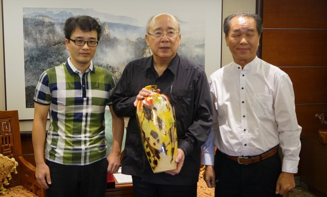 吴其萃和陈榕向吴伯雄献礼
