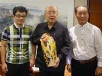 吴其萃和陈榕向吴伯雄献礼