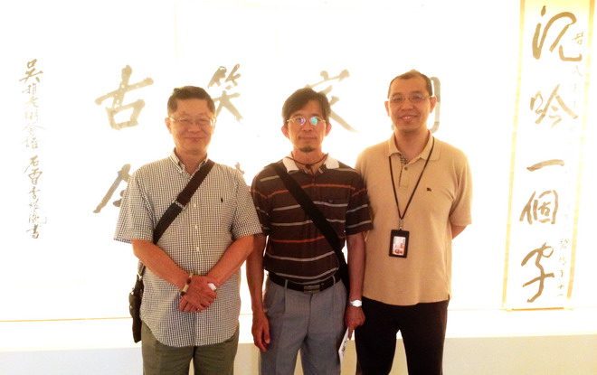 台艺大人文学院长观展兴浓