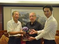 敬赠吴伯雄钧窑和宴鼎重噐