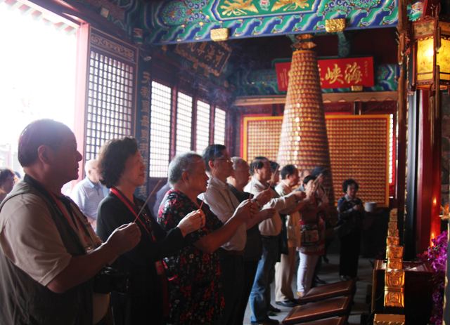 行上香禮祈求妈祖護國佑民