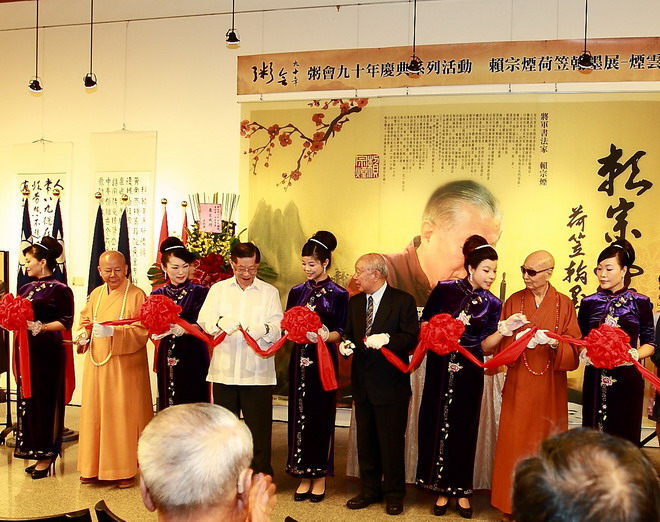 执剪彩带捧球也可如此顾盼