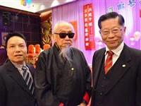文老胸前別粥会領袖金証章