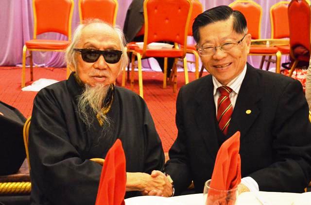 粥間文怀沙陆炳文筆談謙虛