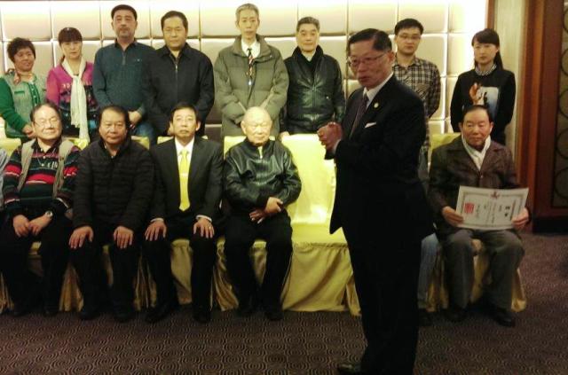 陆炳文躬亲主持颁授证仪式