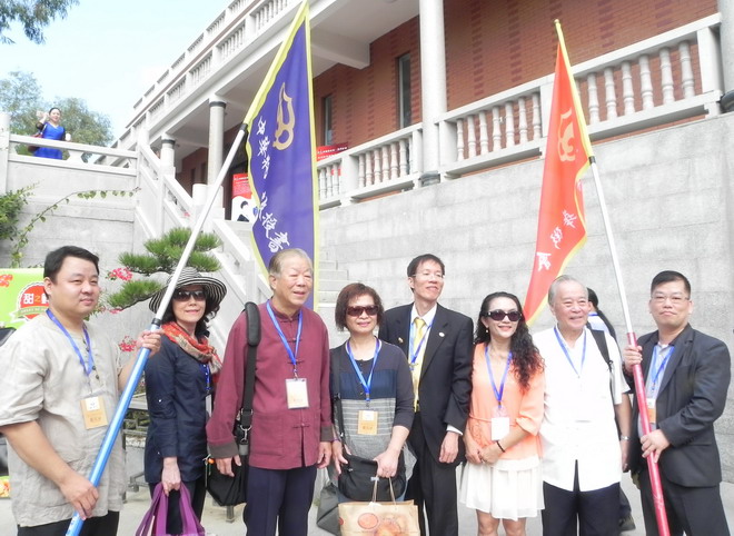 全粥总会馆前粥友合影留念