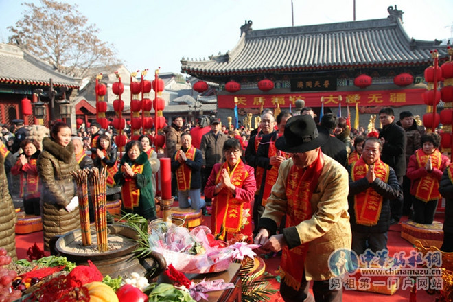 陆炳文天津拜妈祖行进献礼