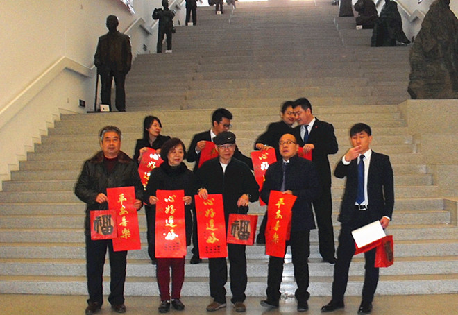 银帝送福现场粥友雕像林立