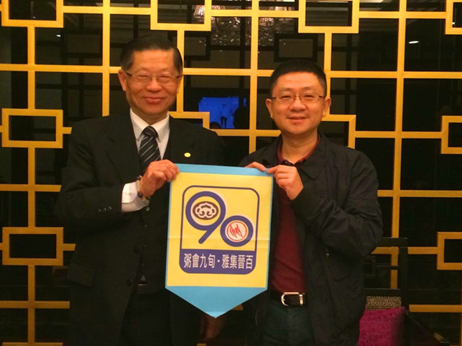 陆炳文向福建省台办赠粥旗
